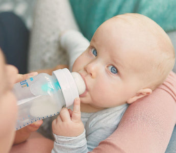 ¿Cómo sé qué flujo tiene la mamadera de mi bebé?