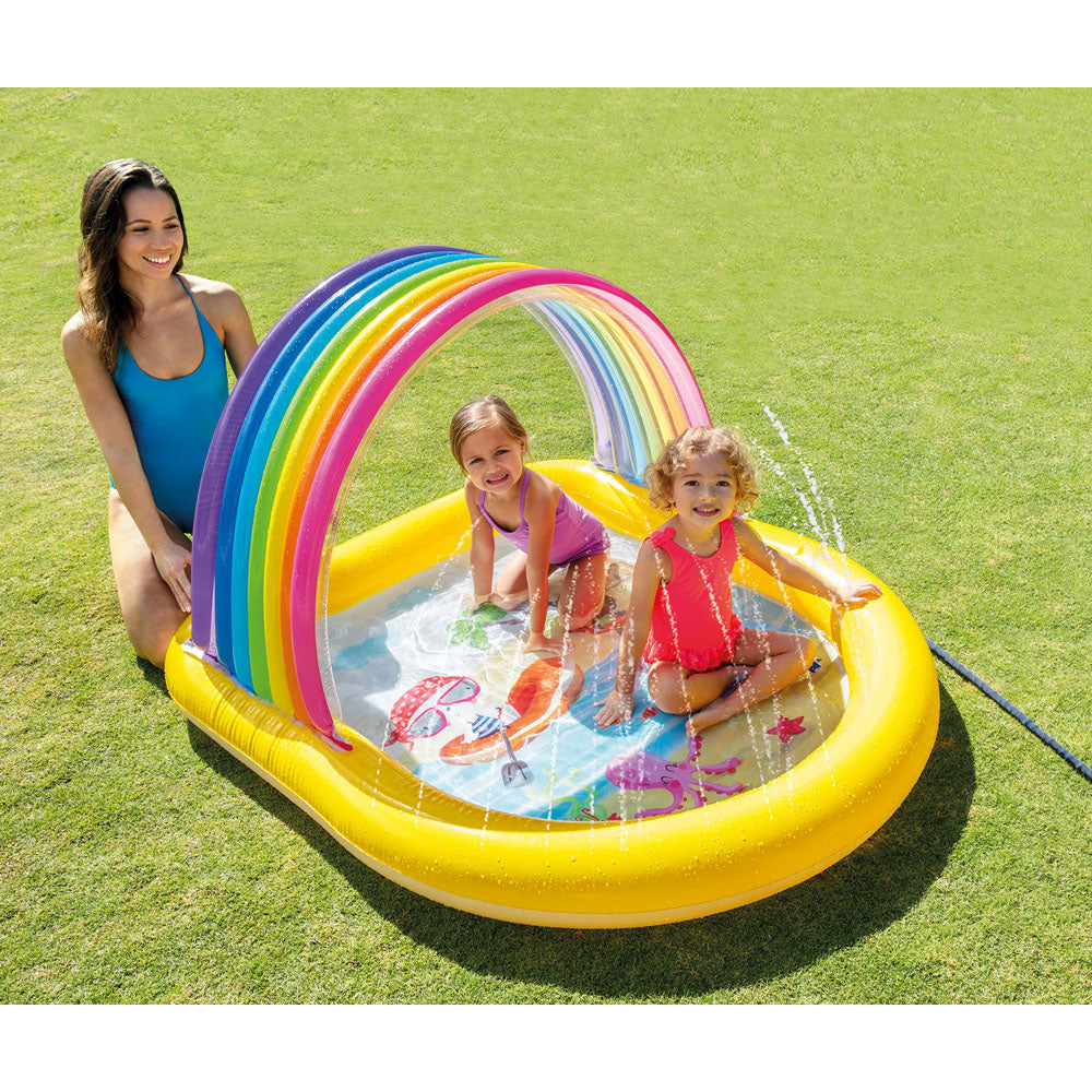 Piscina arcoíris con rociador